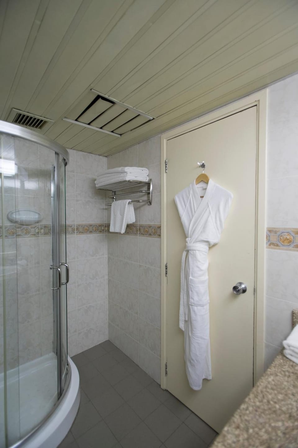 Combined shower/tub, free toiletries, hair dryer, slippers