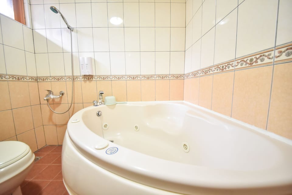 VIP Quadruple Room  | Bathroom | Shower, rainfall showerhead, free toiletries, hair dryer