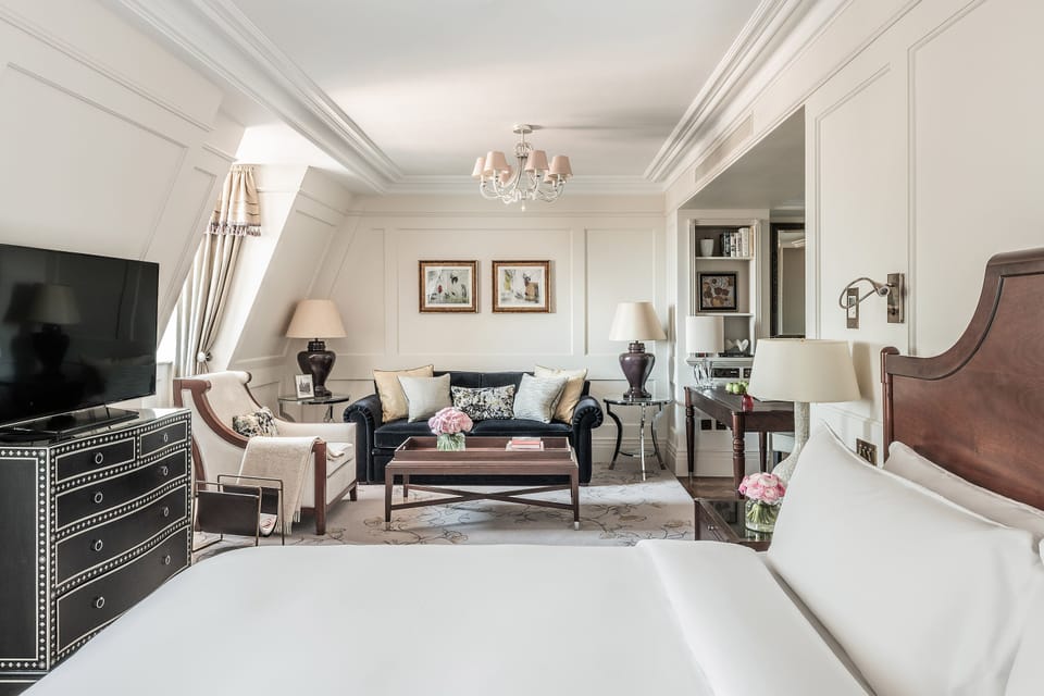 Club Junior Suite | Hypo-allergenic bedding, minibar, in-room safe, desk