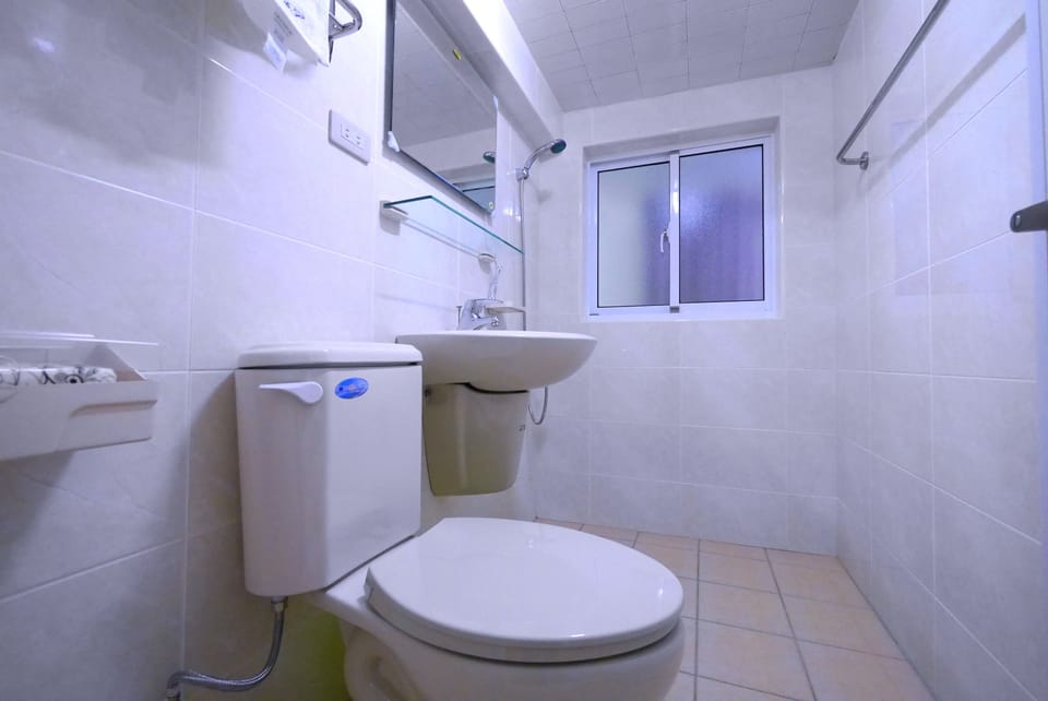 Basic Double Room (302) | Bathroom | Shower, rainfall showerhead, free toiletries, hair dryer