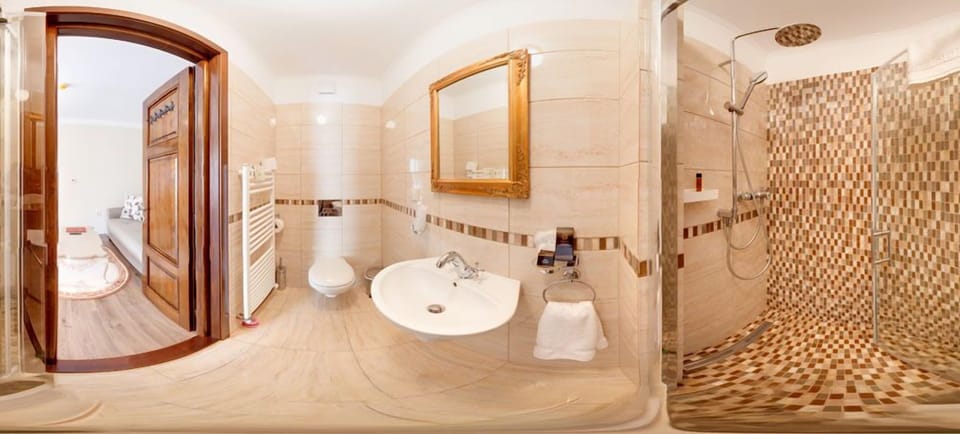 Superior Double Room | Bathroom | Shower, free toiletries, slippers, towels