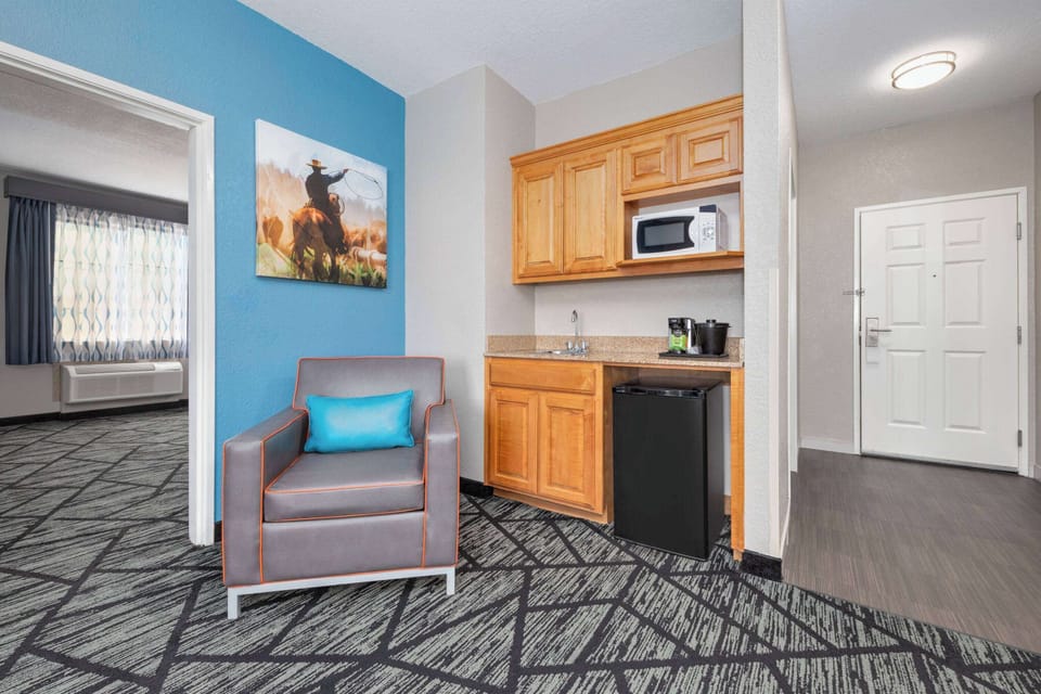 Deluxe Suite, 1 King Bed, Non Smoking (Deluxe Executive Suite) | Premium bedding, pillowtop beds, desk, blackout drapes