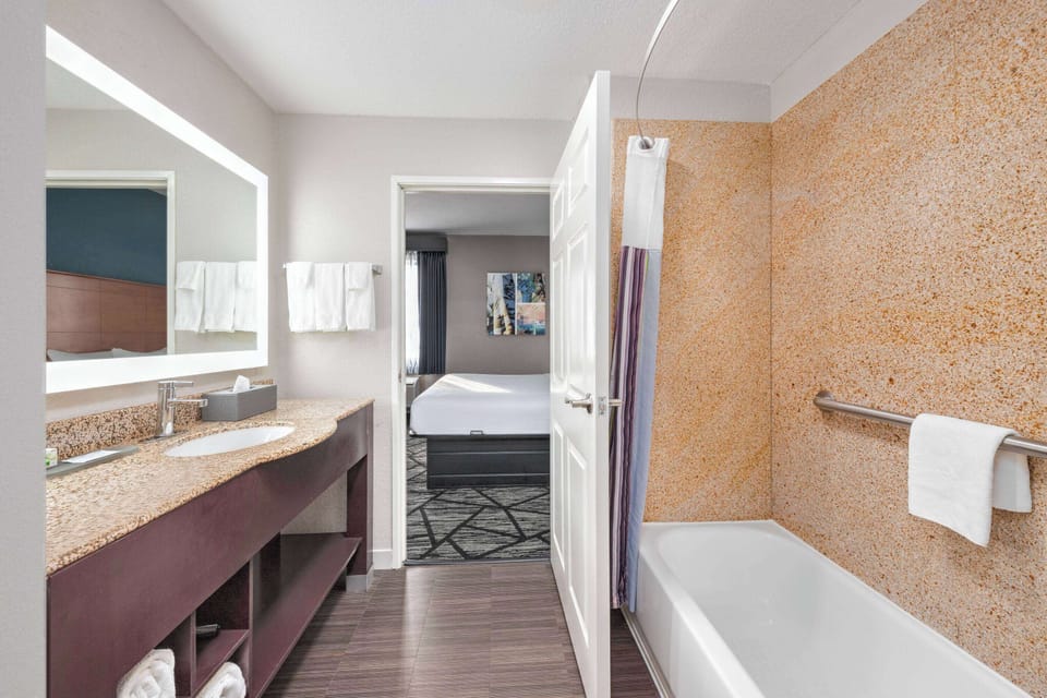Combined shower/tub, free toiletries, hair dryer, towels
