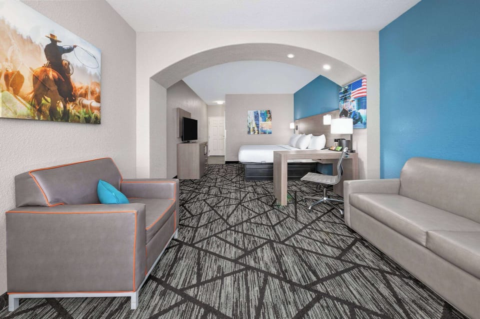 Deluxe Room, 1 King Bed, Non Smoking | Premium bedding, pillowtop beds, desk, blackout drapes