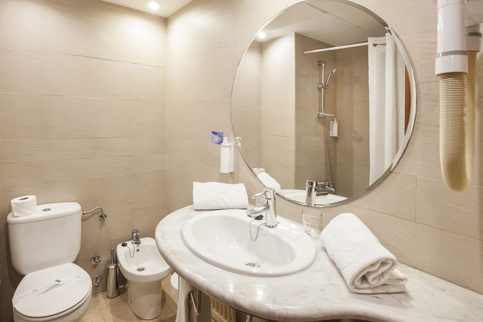 Combined shower/tub, hair dryer, towels