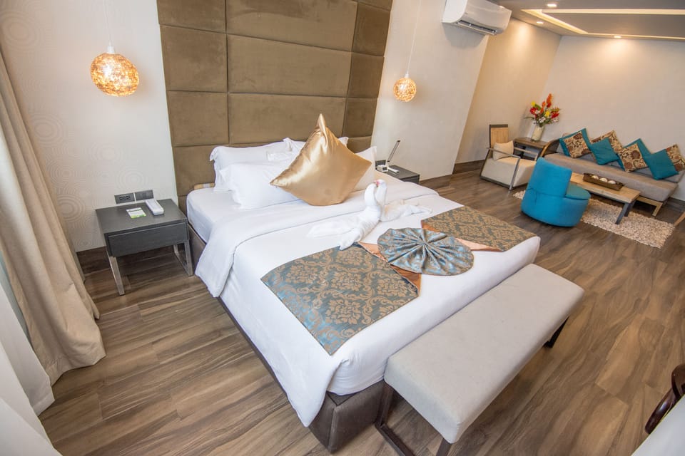 Penthouse | Minibar, in-room safe, desk, laptop workspace
