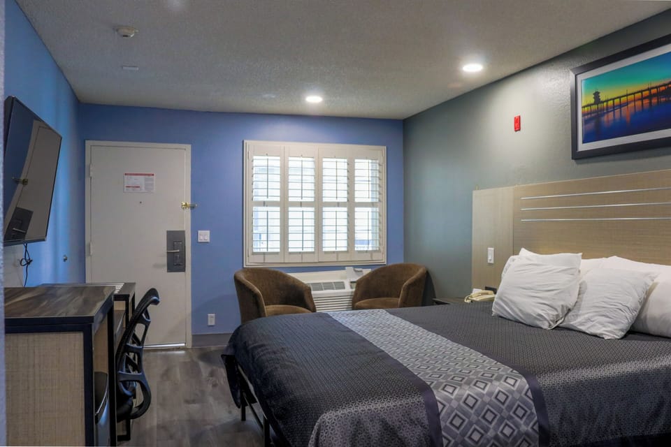 Standard Room, 1 King Bed | Desk, iron/ironing board, free WiFi, bed sheets