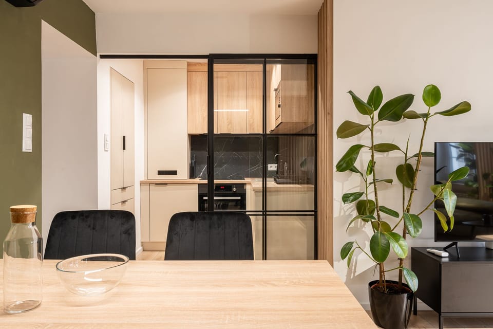 Deluxe Apartment | Private kitchenette | Fridge