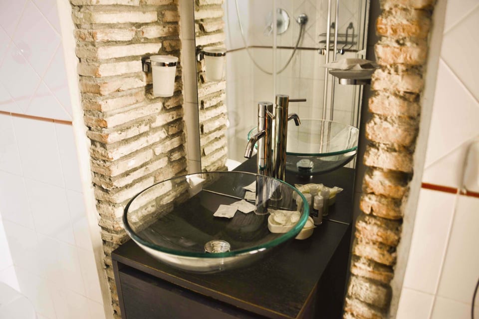 Superior Double Room | Bathroom | Shower, rainfall showerhead, free toiletries, bidet