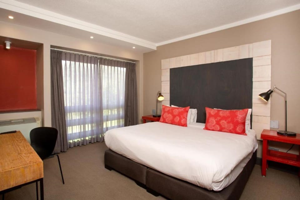 Junior Suite | Desk, laptop workspace, blackout drapes, iron/ironing board