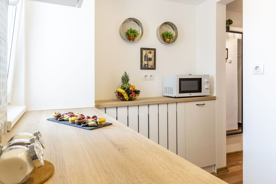 Luxury Studio Suite, 1 Double Bed with Sofa bed, City View | Private kitchen | Fridge, microwave, stovetop, coffee/tea maker