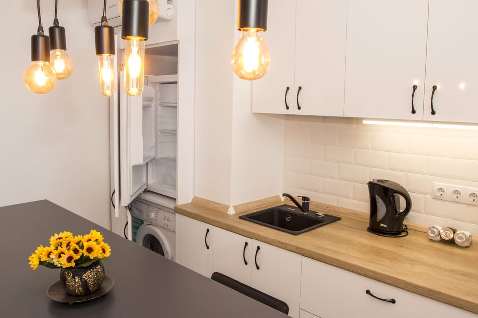 Luxury Studio, 1 Double Bed, City View | Private kitchenette | Fridge, microwave, stovetop, coffee/tea maker