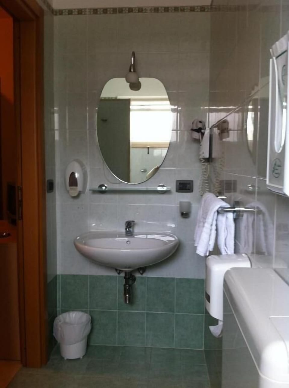 Single Room | Bathroom | Deep soaking tub, rainfall showerhead, free toiletries, hair dryer