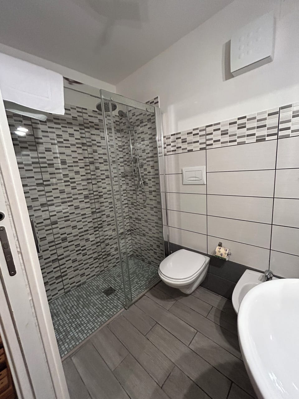 Shower, rainfall showerhead, free toiletries, hair dryer