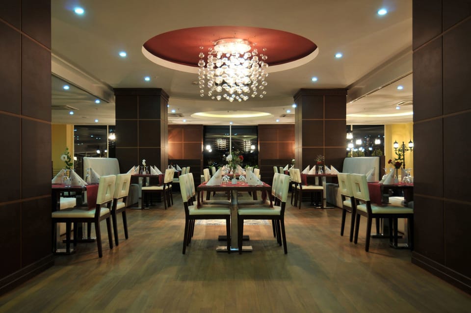 4 restaurants; breakfast, lunch, and dinner served