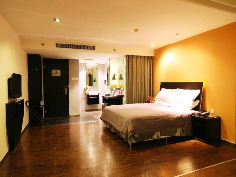 Classic Twin Room  | Living room | 32-inch LCD TV with satellite channels, TV