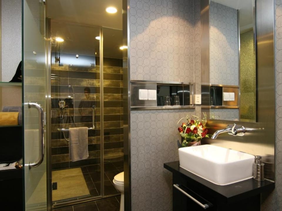 Executive Room | Bathroom | Shower, free toiletries, hair dryer, slippers