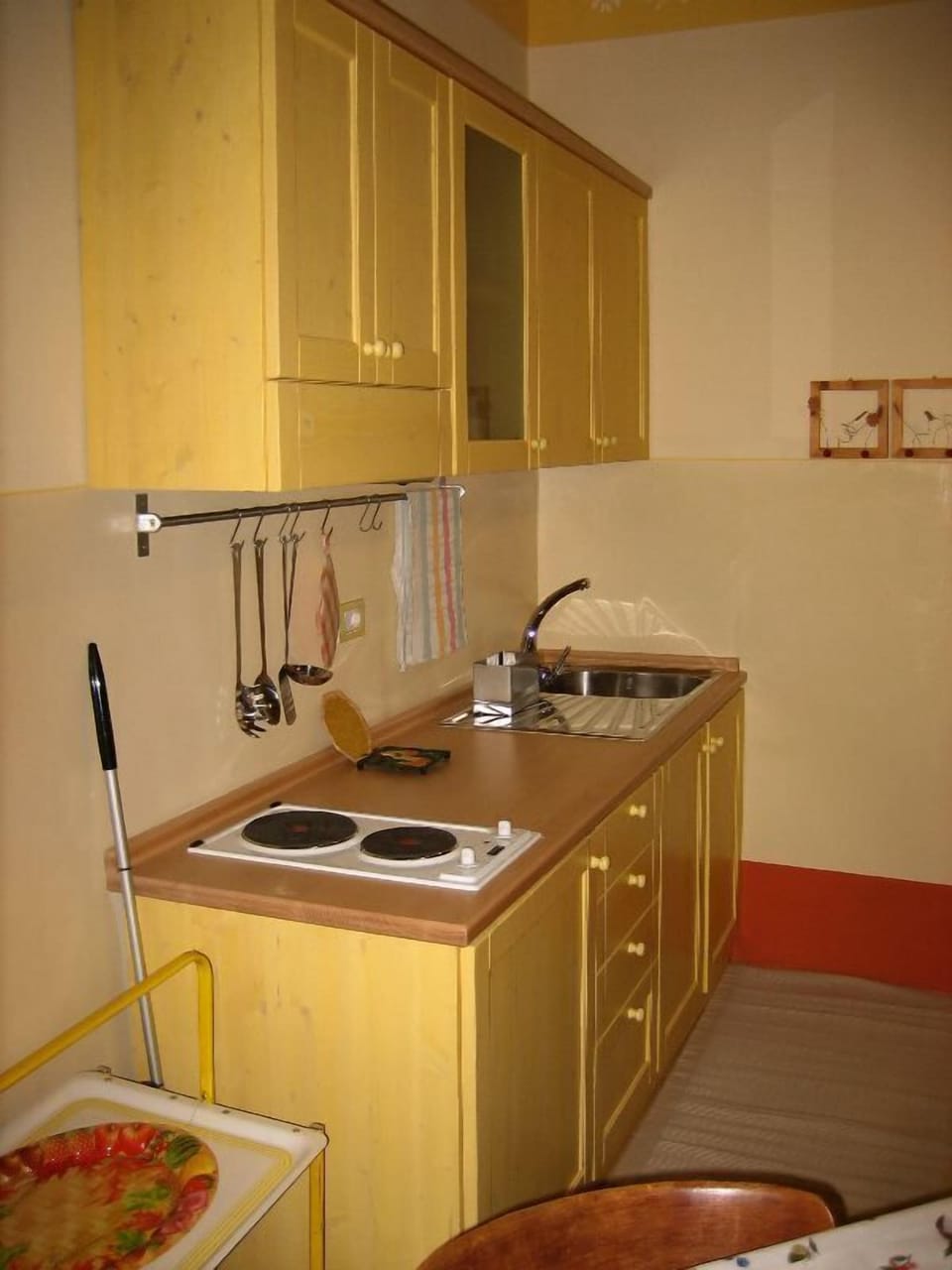Family Room, Kitchen | Private kitchenette | Electric kettle