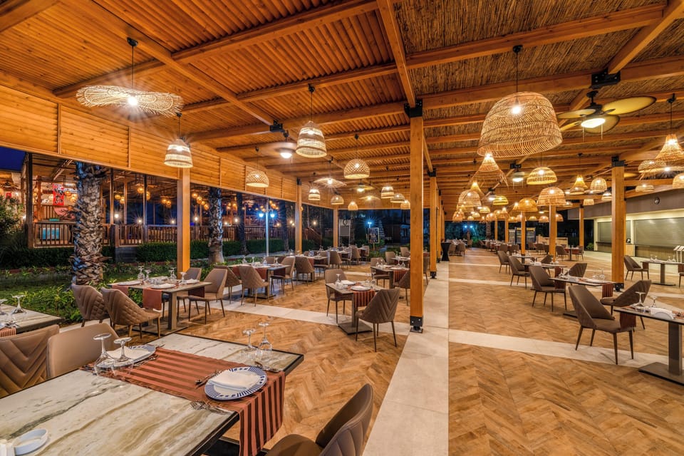8 restaurants; breakfast, lunch, and dinner served