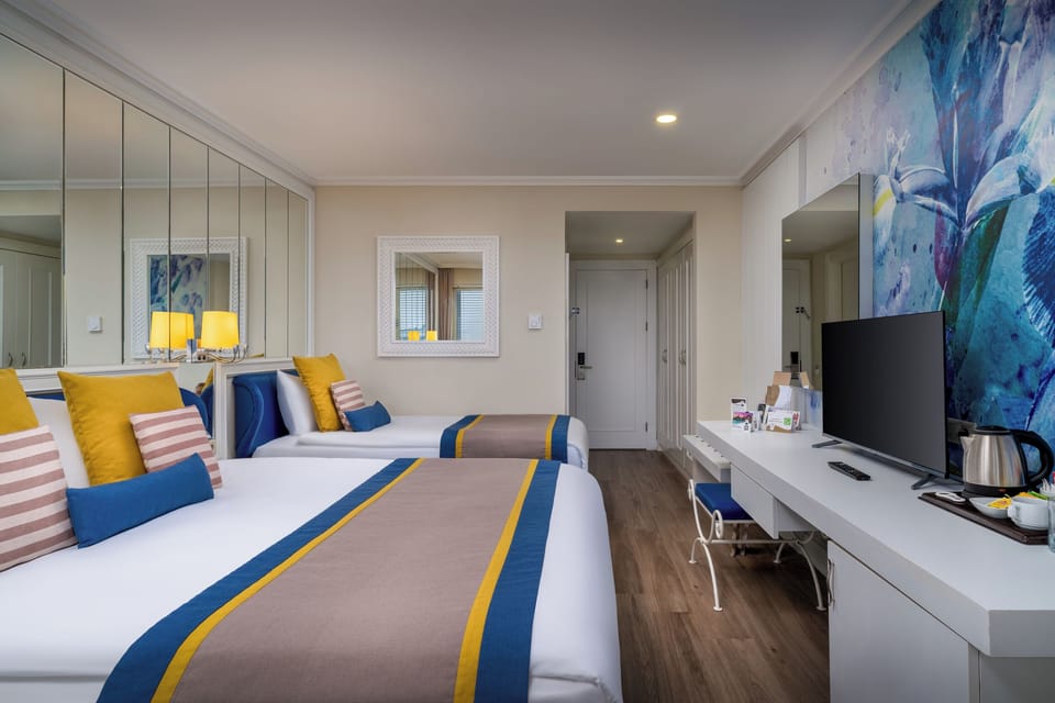 Standard Room | Minibar, in-room safe, desk, laptop workspace