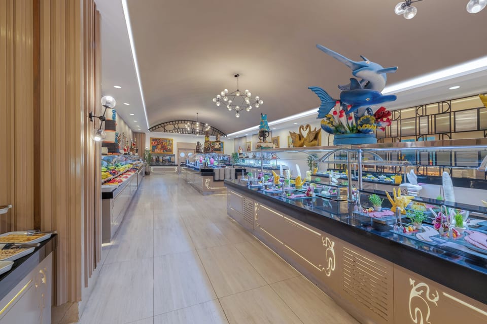 8 restaurants; breakfast, lunch, and dinner served