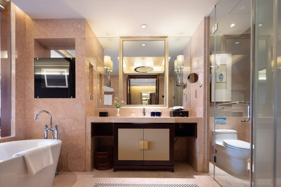 Deluxe Suite | Bathroom | Combined shower/tub, rainfall showerhead, free toiletries, hair dryer