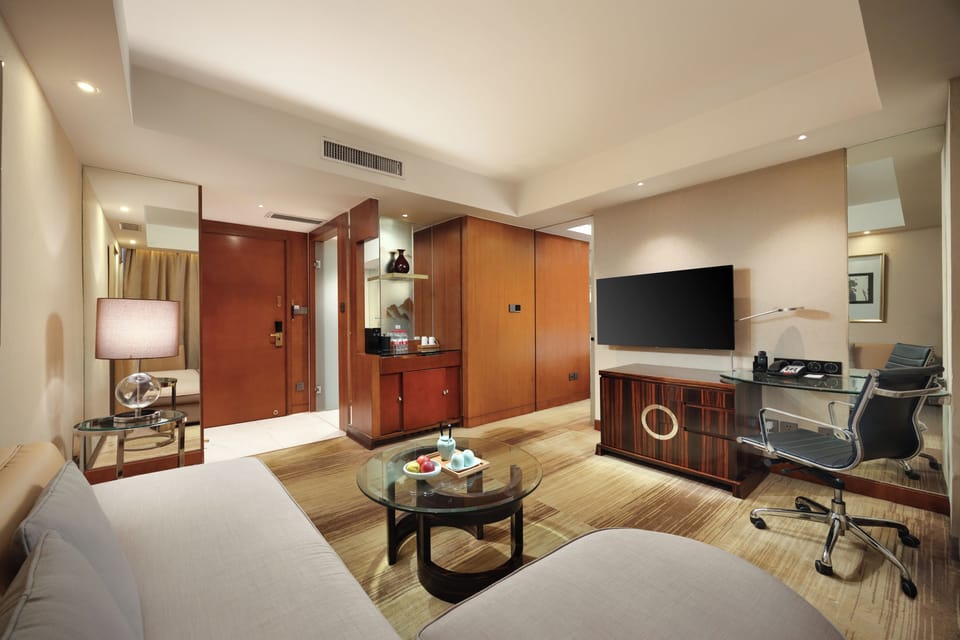 Deluxe Suite | Memory foam beds, in-room safe, desk, iron/ironing board (on request)