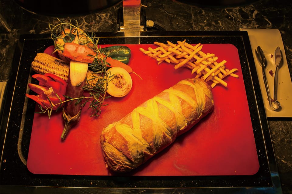 3 restaurants; lunch and dinner served