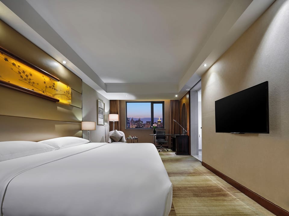 Executive King Room | Memory foam beds, in-room safe, desk, iron/ironing board (on request)