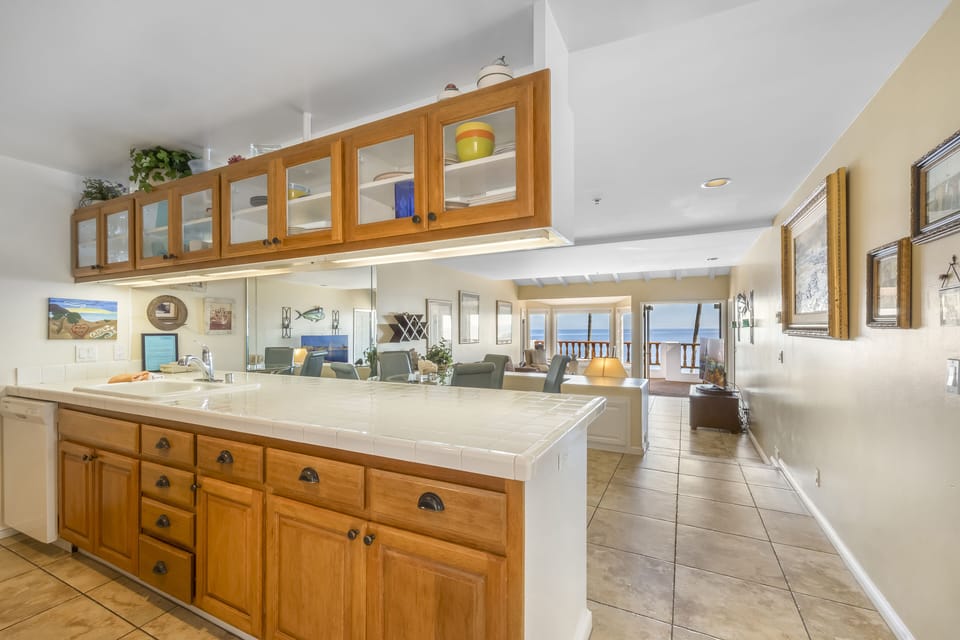 H887 - Kitchen to Living Area
