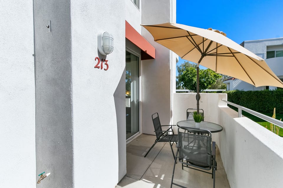 K0165 - Patio Table