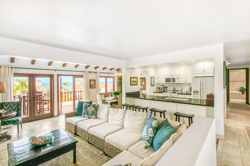 H412 - Entrance to Living Area