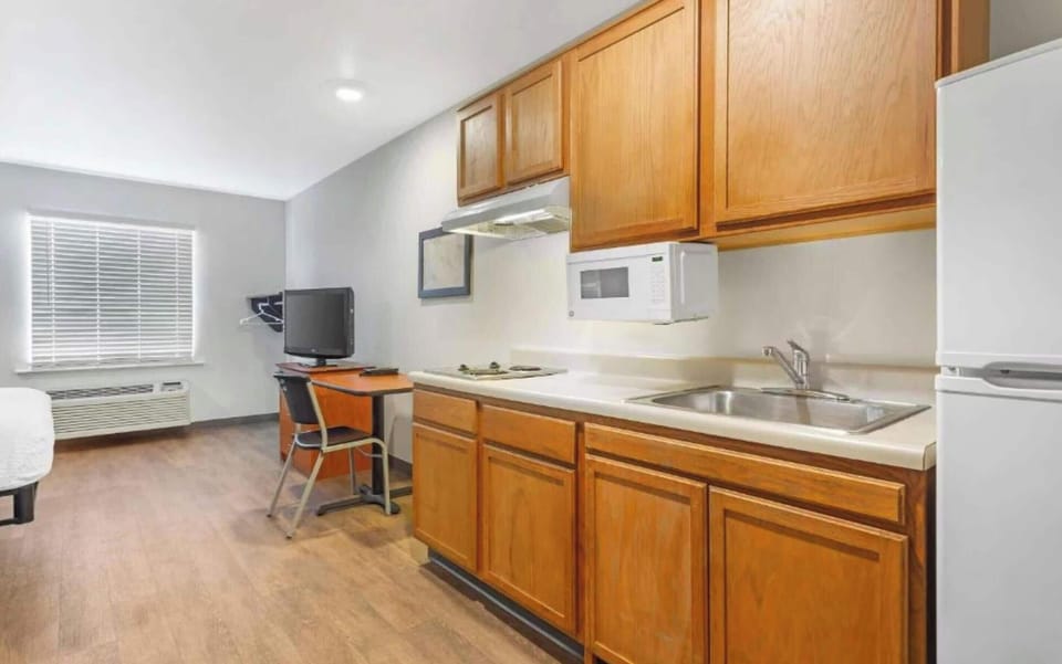 Full-size fridge, microwave, stovetop, freezer
