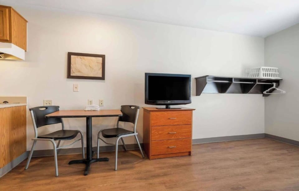 Room, 1 Double Bed, Non Smoking, Kitchen | Desk, laptop workspace, iron/ironing board (on request), WiFi (free)