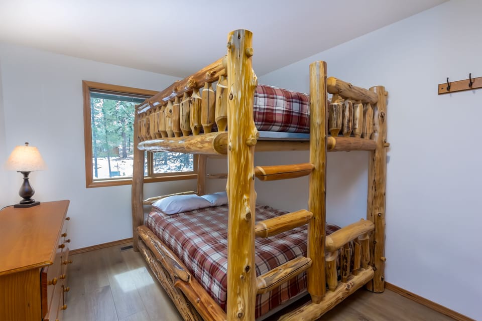 Queen/Queen Bunk Bedroom - Upstairs