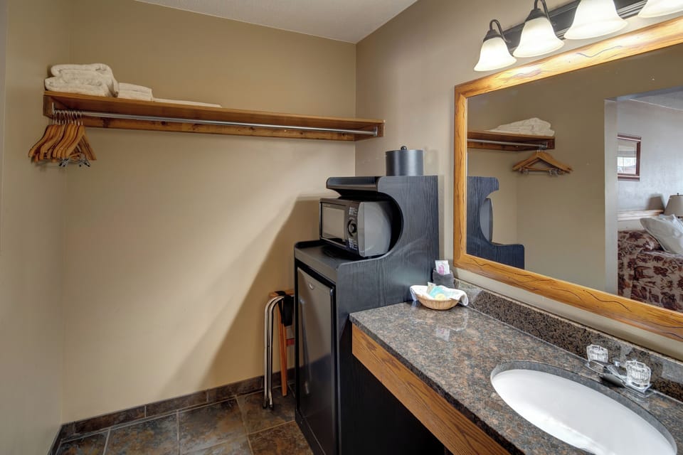 Combined shower/tub, free toiletries, hair dryer, towels