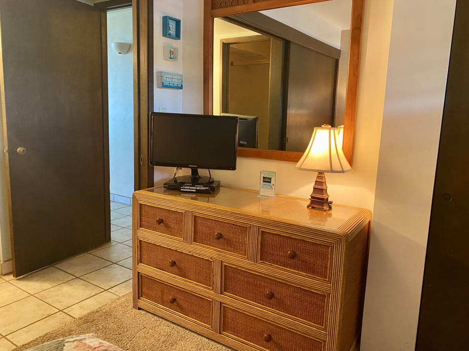 Unpack and settle in with plenty of storage in your cozy bedroom. The dresser and flatscreen TV make it easy to relax after a day of exploring nearby beaches and local sights.