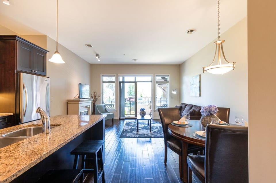 Barona Beach Lakefront Condo Apartment in West Kelowna