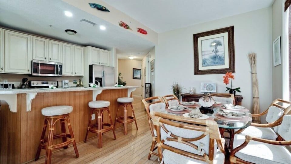Dining Area & Breakfast Bar