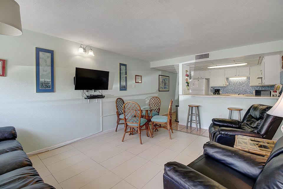 Settle into your spacious living area with plush leather seating, perfect for movie nights on the flat-screen TV or casual meals at the dining table.
