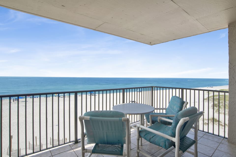 Ocean Breeze East 404 by PKRM