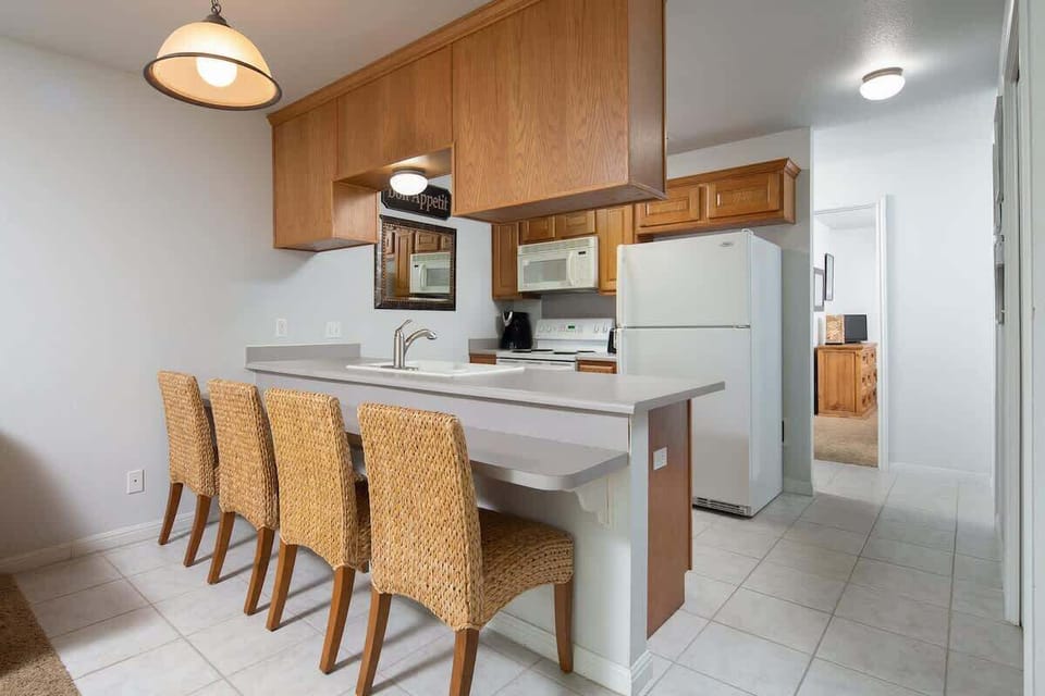 low breakfast bar, seating for 4. 