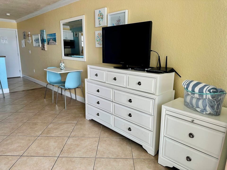 TV & Dining Area