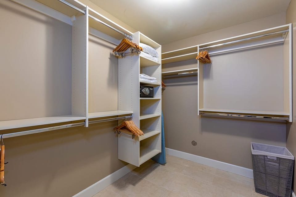 Lower primary bedroom closet