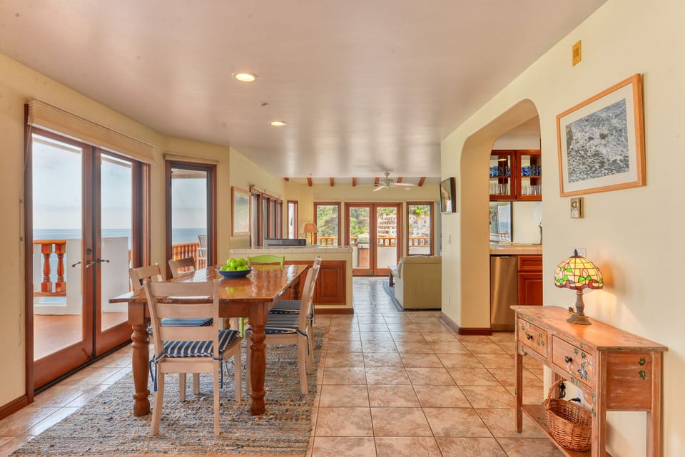 H1785 - Dinning Table infront of Kitchen