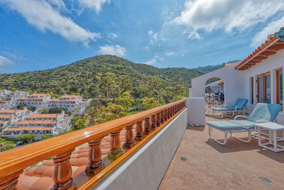 H1785 - Back Patio View of Mountain