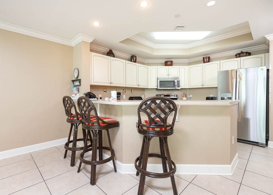 Sip your morning coffee at the breakfast bar and get ready for a beach day in this stylish space