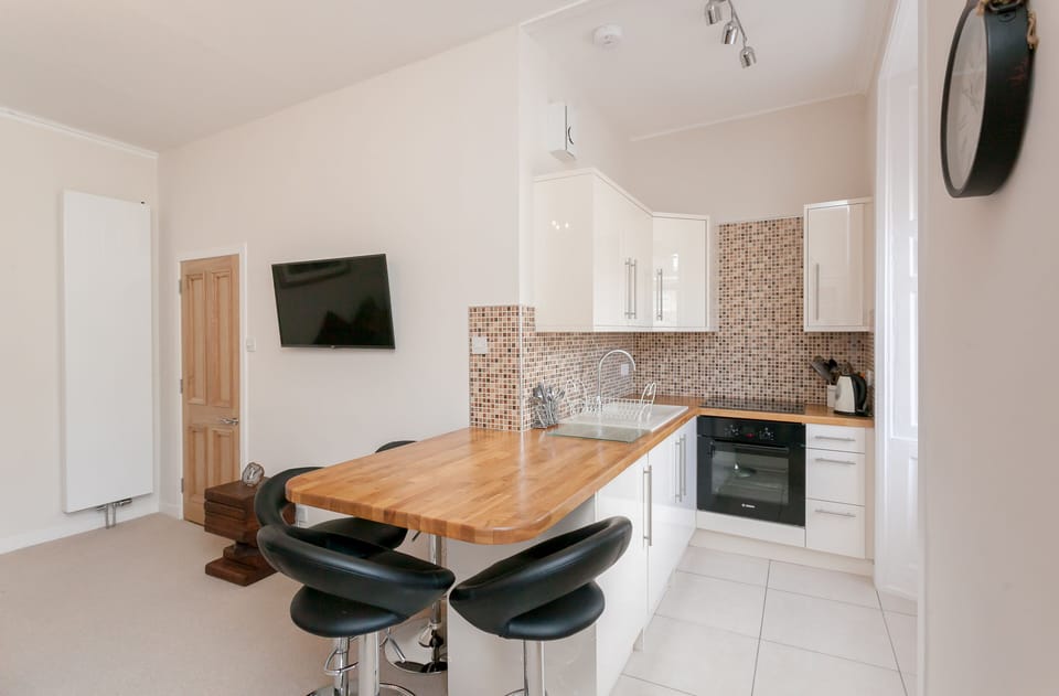 Fully equipped kitchen with seating for 4 people 