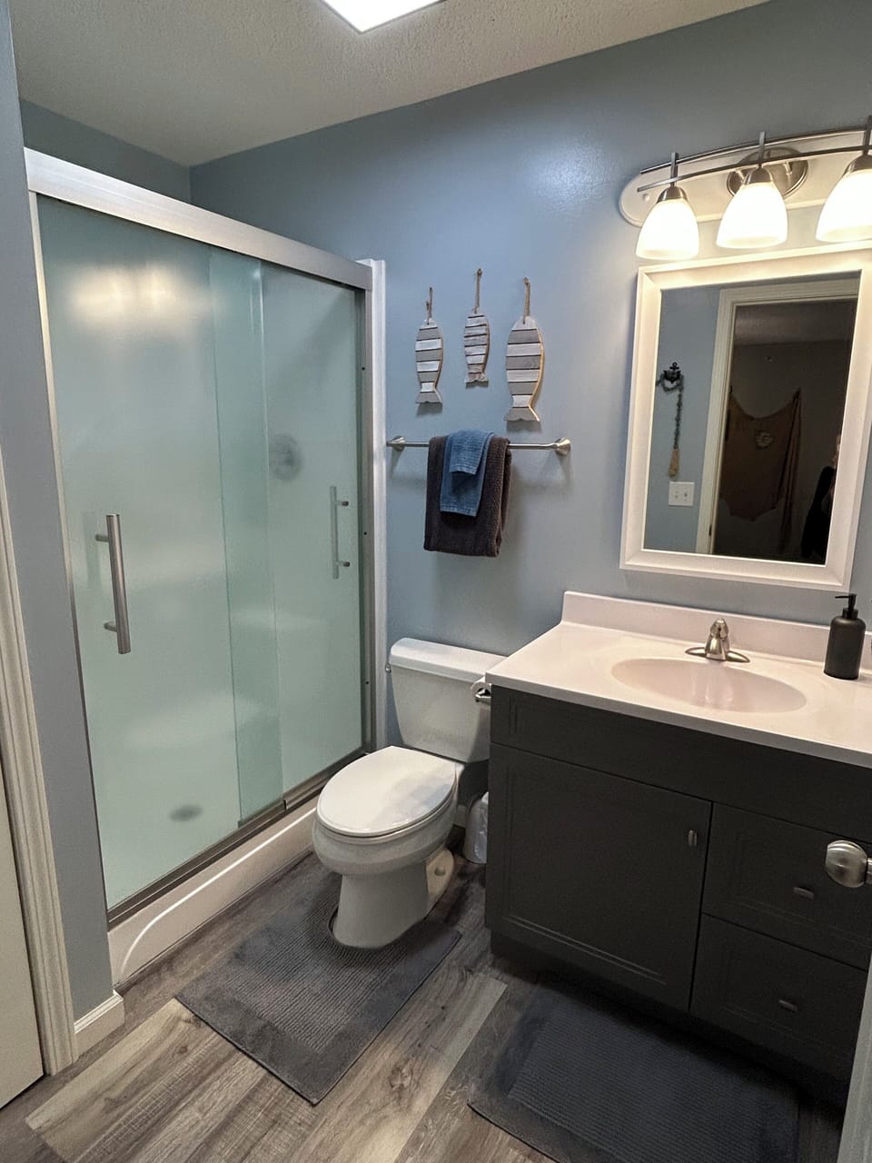 Central bath with step-in shower