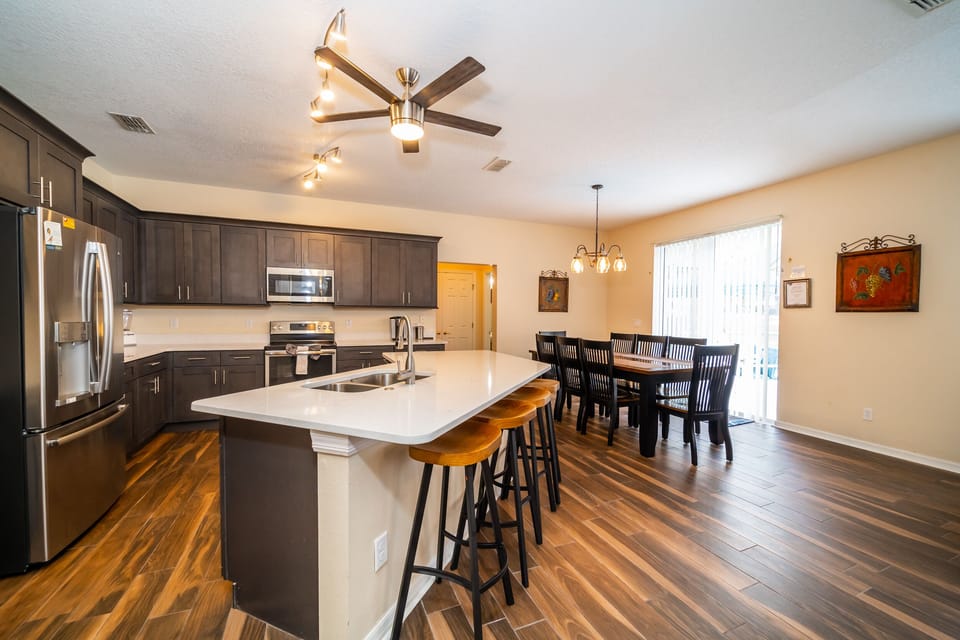 Kitchen showing breakfast bar, seating for 4